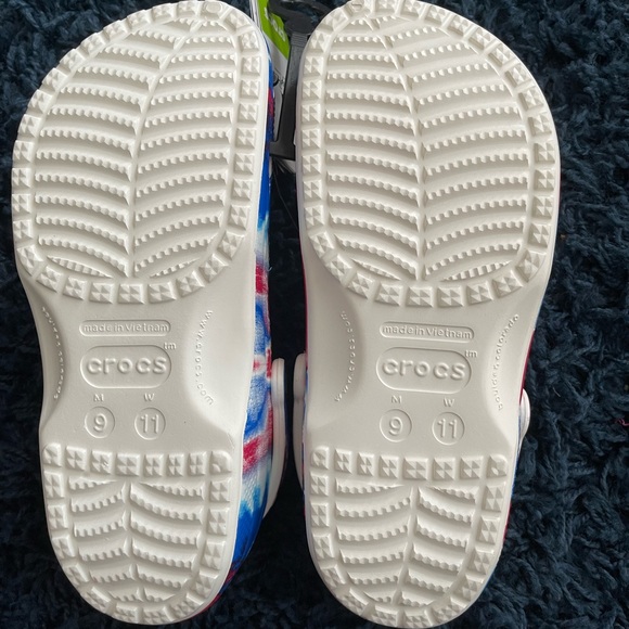 Disney Crocs mens 9 womens 11 - Picture 2 of 2